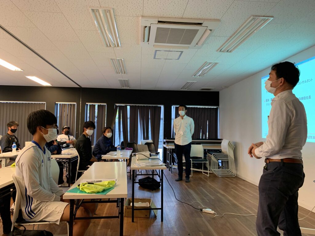 アスリートブランド根本さん（代表）が挨拶をしている画像