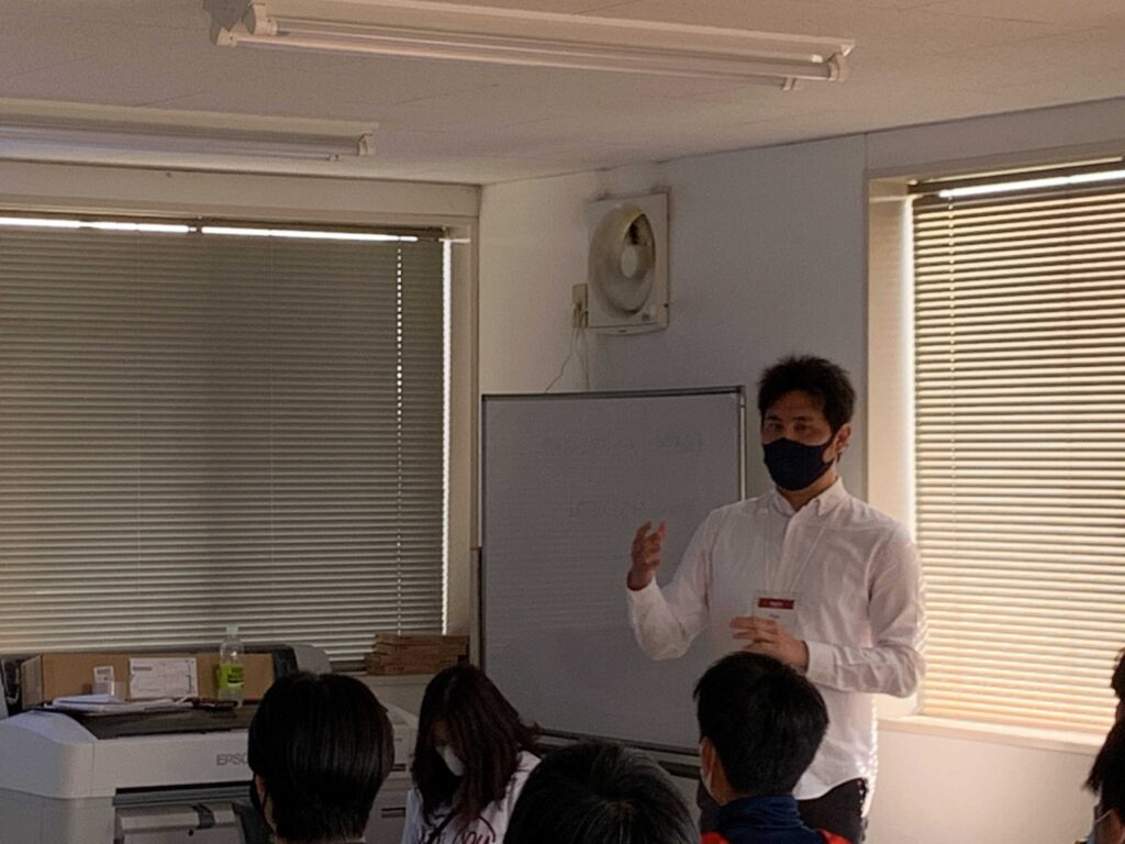 WithYou代表の中村さんが選手たちに説明している画像