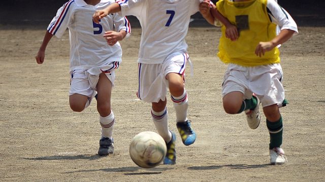 子どもたちのサッカー試合の風景